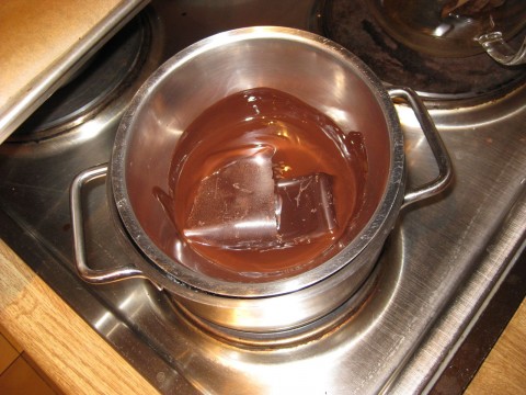 Schokolade im Wasserbad schmelzen